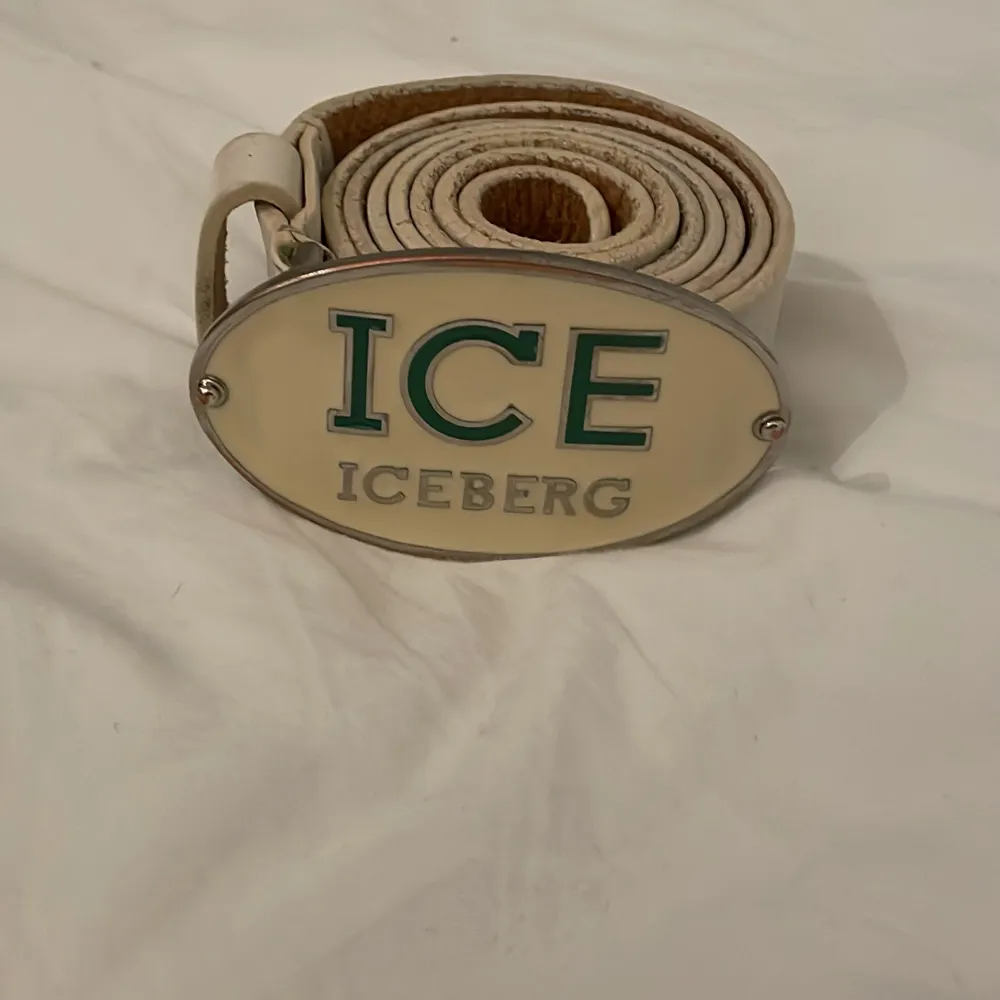 Säljer mit iceberg bälte för att den inte är min stil längre, bältets nypris ligger på ca 800kr men mitt är använt drf är den billig. Övrigt.