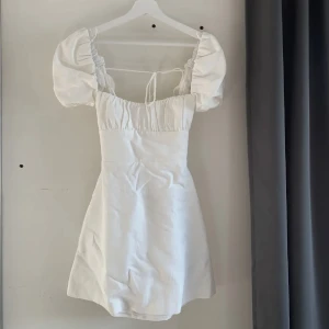 Vit klänning - En vit klänning från Zara, perfekt till studenten eller skolavslutning, eller andra tillfällen!❤️‍🔥Endast använd 1 gång, skriv för fler egna bilder. Finns inte att köpa längre på Zara! 