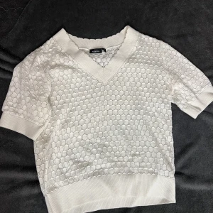 Fin stickad tröja - Jätte söt tröja!!🩷 Helt oanvänd och är i nyskick.