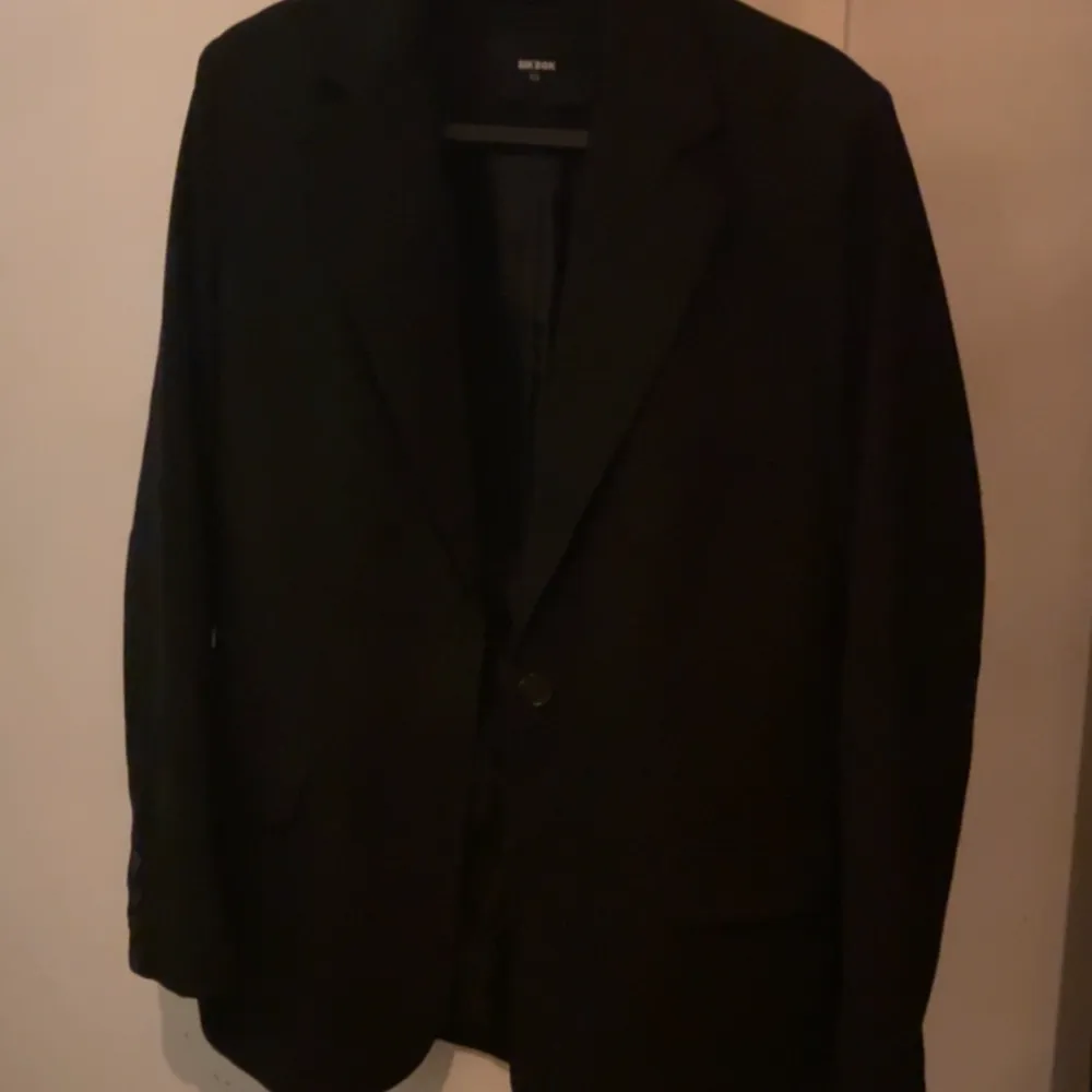 Säljer min fina blazer från bikbok i jättebra skick.  Ser nästintill oanvänd ut.  Strl Xs men passar även s då den är oversized i modellen . Jackor.