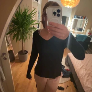 SKIT snygg stickad trlja - Säljer denna as as snygga stickade tröjan från vero Moda i strl xs i svart eftersom jag behöver prngar❤️❤️