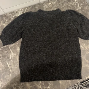 Stickad T-shirt - Säljer denna stickade t-shirt från vero Moda som passar så bra till hösten! Finns en likadan i beige om ni klickar på min profil! 