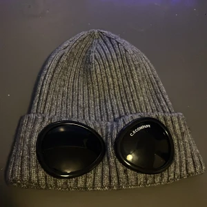C.P. Company mössa - Grå C.P. Company mössa. Aldrig använt fått den av min kusin. Perfekt skick. 