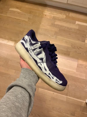 Air Force 1 Purple Skeleton - Ett par skit feta af1 i en ovanlig colorwave. Sulan lyser i mörkret och box finns med. Skon har lite creases men inga större skador. 8.5/10 skick och riktigt nice till halloween. Pris kan diskuteras