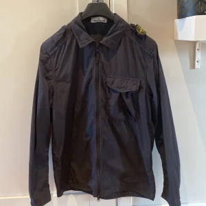 Stone Island Overshirt - Den passar bra på dig som är mellan 180-190. Den är väldigt bra skick och köpt på NK. För fler frågor kontakta mig! Kan även byta mot något annat plagg. 