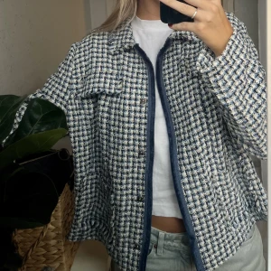 Jacka - Gerry Weber jacka vävd i blått och vitt med lite skimmer! super fin men kommer aldrig till användning för mig, helt oanvänd! Nypris 1.800kr