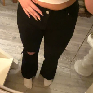 Svarta bootcut jeans med hål  - Snygga jeans från Cubus i bra skick. Köparen står för frakten.