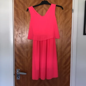 Neonrosa klänning - Sommarklänning