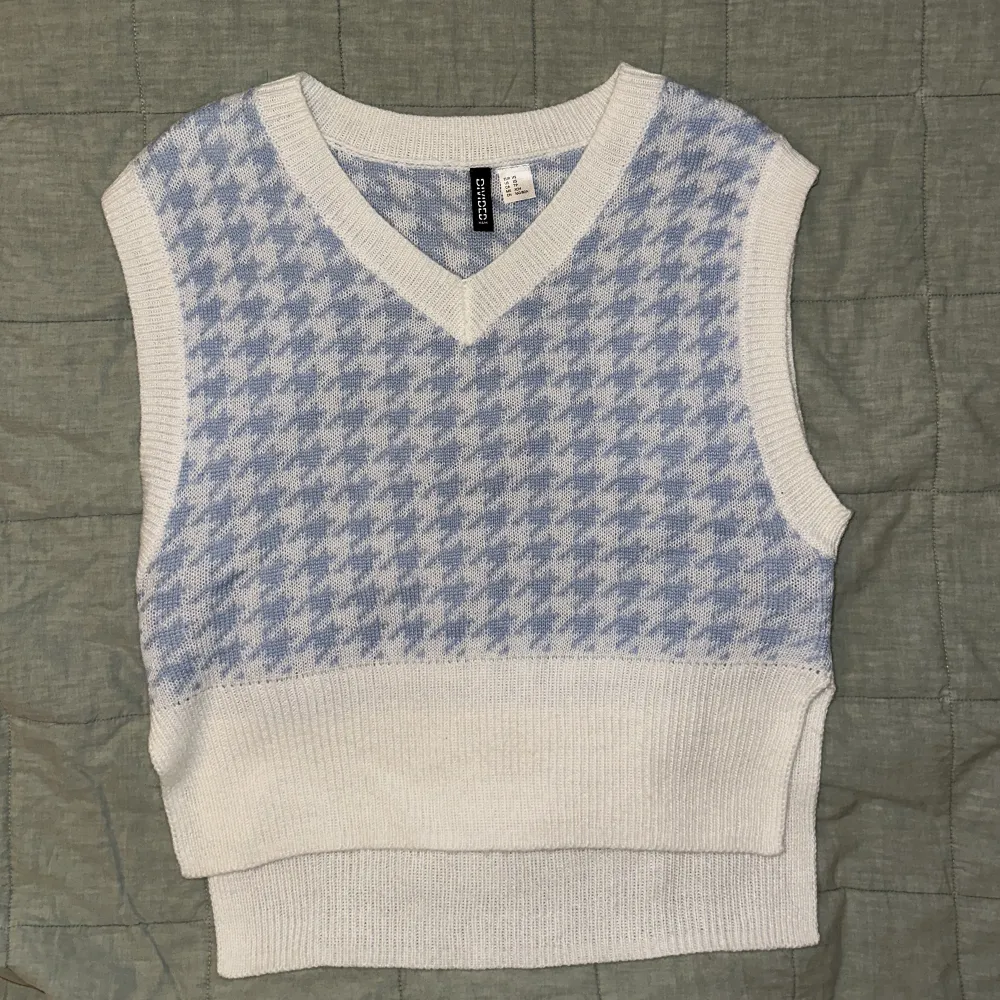 Jättefin helt oanvänd stickad väst, väldigt snyggt ha en skjorta eller en t-shirt under, lite mer oversized i modellen så sitter jättesnyggt över. Neuleet.