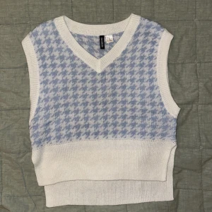 Blå vit Väst - Jättefin helt oanvänd stickad väst, väldigt snyggt ha en skjorta eller en t-shirt under, lite mer oversized i modellen så sitter jättesnyggt över