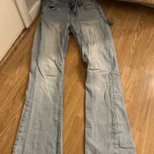 Lowwaist jeans - Ljusblåa lowwaist jeans