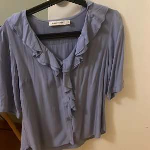 Blus - SUPERfin blus ifrån Carin Wester, använd ett fåtal gånger så sjukt bra skick! Perfekt till både vardags och finare tillfällen.