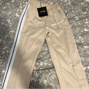 Palm Angels Byxor - Baige Palm angels byxor helt nya med tag ock påse de är skit snygga säljer de för de va för stora 