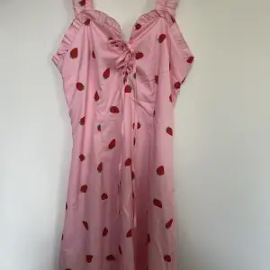 Jättefin, somrig, oanvänd jordgubbs klänning.
