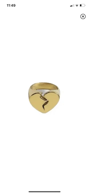 Guld ring  - Super snygg guld ring i typ 16.0-17 cm storlek💘 Vet ej om den är rostfri. Finns även i silver 