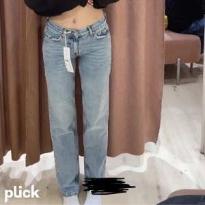 Jeans - Säljer mina älskade jeans få de är försmå, lånad bild och därför strukit över den gula såld saken❤️ De är i bra skick💕