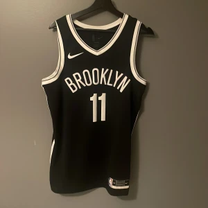 Kyrie Irving jersey  - Oanvänd kyrie jersey storlek M 