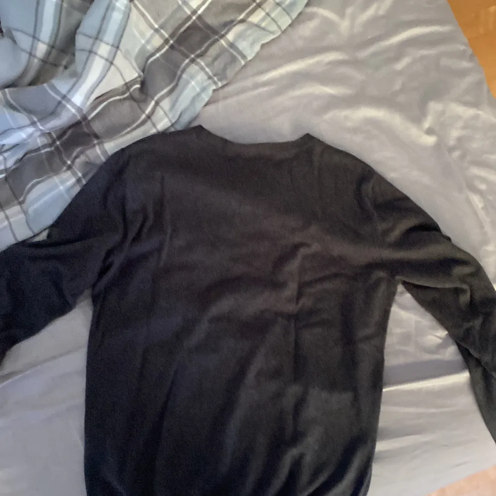 Säljer min tröja ifrån dressman eftersom den inte passar mig, andvänt den cirka 3 ggr så den är i väldigt bra skick. Tröjor & Koftor.