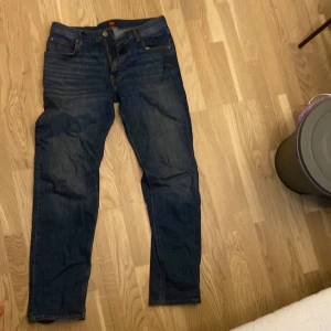 Lee byxor  - Säljer mina lee byxor som jag knappt använt, fint skick.  Storlek W32 L32