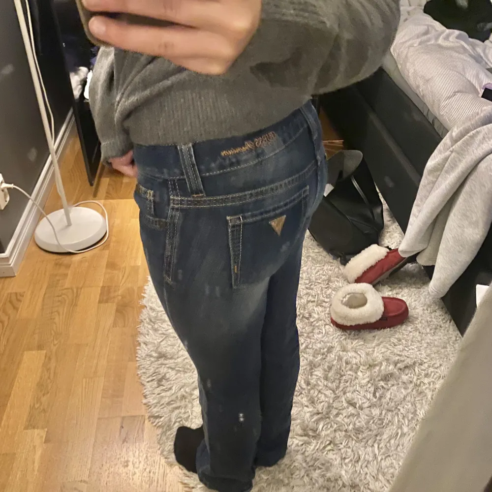 Säljer dessa super snygga jeans från Guess då dom inte kommer till användning. Jag är 160cm för referens, innerbenslängd: 85cm och midjemått 79cm💕. Jeans & Byxor.