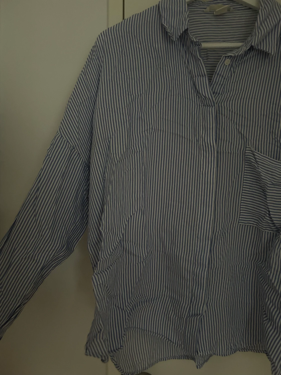 Blå-vitrandig skjorta