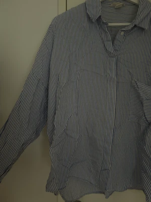 Blå-vitrandig skjorta  - En oversized skjorta som passar perfekt att ha på stranden☀️🏖️