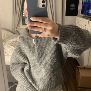 Half zip tröja - Super mysig half zip tröja från Gina tricot perfekt till hösten! Strl L men sitter snyggt oversized på mig som vanligtvis har S i tröjor🩶