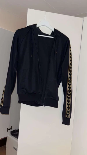 Fred Perry zip hoodie  - Säljer denna fred Perry zip hoodie i nyskick i storlek Xs men tror den passar S också. Bara skriv för minsta funderingar. Priset är inte hugget i sten.