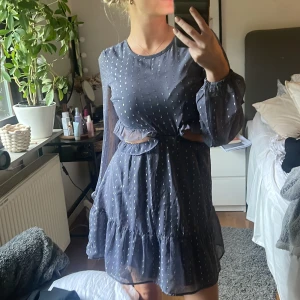 Klänning - Säljer denna slutsålda söta klänning från HM då den inte kommer till användning💕💕