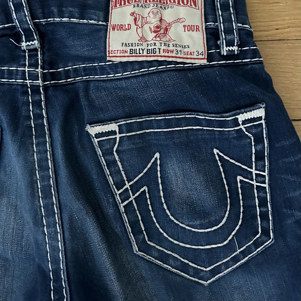 Coola true religion jeans som sitter baggy💗 jeansen är i bra skick och är i snygg färg💋 skriv om ni är intresserade 💪. Jeans & Byxor.