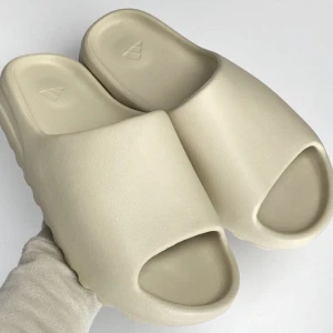 Yeezy Slides Beige - Knappt använda, jätte bra skick. Kan gärna skicka mer bilder om man vill. Pris kan diskuteras 