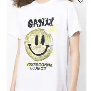 Intressekoll på denna ganni t shirt som är i bra skick. Köpt i somras från NK för 845 kr. Säljer endast över 500. 