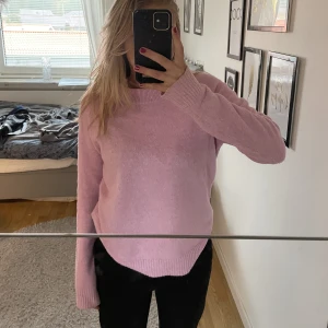 Stickad tröja - Säljer en stickad tröja från Vero Moda i storlek S. Använd fåtal gånnger o säljer för 100 kr