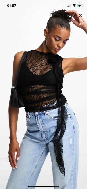 Spetstopp - Spetstopp med ros från asos i storlek xs. Helt oanvänd med prislapp kvar. Slutsåld på hemsidan, orginal pris 329