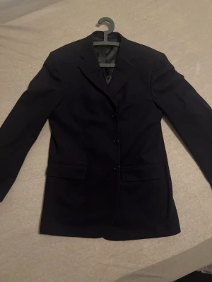 Gant Rock  - Kort Gant rock. Kavaj-liknande.  För de som vill klä sig med stil under vinterhalvåret.   Storleken motsvarar L/XL 80% Wool  20% Cashmere  20% Nylon  Väldigt tjock, håller värmen bra. Perfekt för hösten & vintern.   Plagget har använts sparsamt.
