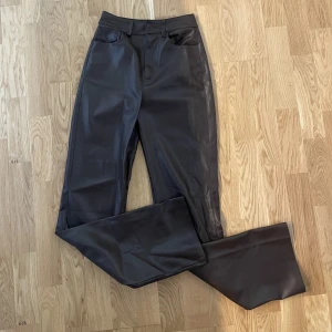 Bruna Skinnbyxor  - Bruna skinnbyxor från Bikbok, i nyskick, storlek 34