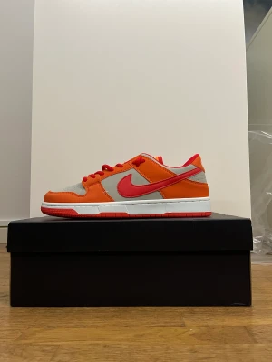 🧡Orangea SB Dunks🧡 - Tja, säljer du dessa super snygg Nike SB Dunks helt nya alldrig använda. Dom är riktigt bra skick. Det är bara att höra av sig vid frågor om skorna😻😻😻⚠️SKÅLADAN INGÅR EJ⚠️