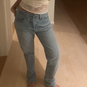 Levis jeans 501 - Säljer dessa helt nya och oanvända lågmidjade Levis 501 jeansen i en ljusblå färg, lite stora på mig i midjan och jag föredrar en lite tajtare byxa. Skulle säga de passaren en s-m beroende på hur man vill att de sitter, jag är 170 och de är långa på mig ❤️