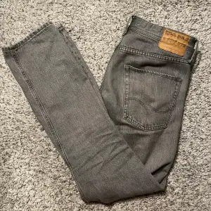 Gråa Jack & Jones jeans i modellen Chris. Vissa tecken på användning men inga defekter. Nypris: 599kr
