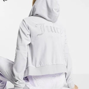 Juicy coutore kofta - Knappt använd o jätte fint skick dvs alla stenar kvar och fortfarande super mjuk. Från deras 25 års jubileum. Limited edition. Passar allt mellan xxs-m Köptes för 1100kr