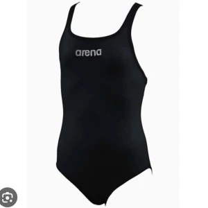 Malteks Youth, Black/metallic silver - Svart Arena baddräkt. Aldrig använd, prislappen sitter kvar. 2 st till salu. nypris: 299kr/st. skriv om du är intresserad!🥰 