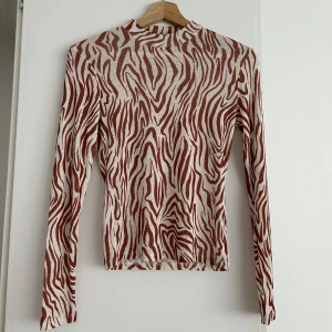 Zebra mönstrad Topp - Jätte fin zebra mönstrad topp i jätte bra skick 