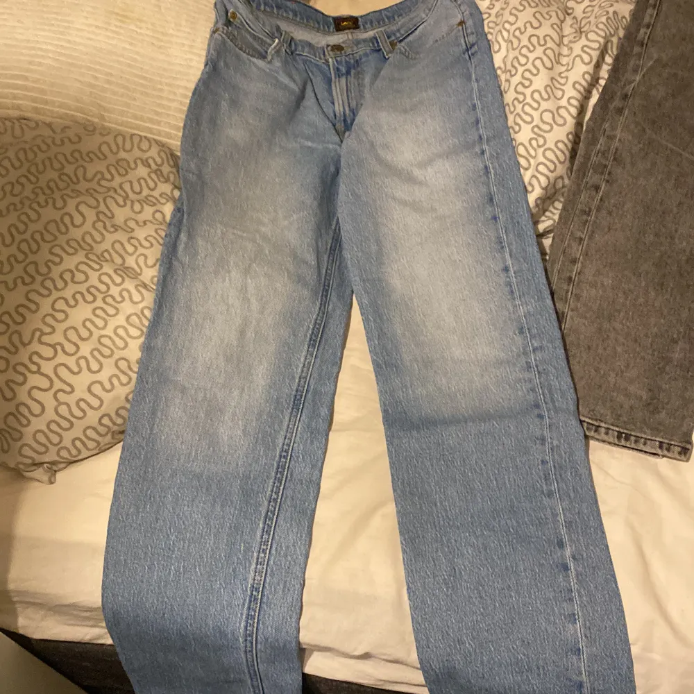 Lee relaxad  29/32  Ck slim tapered 30/32  J & J loose Chris  30/32 Kom pm för mer detaljer å priser . Jeans & Byxor.