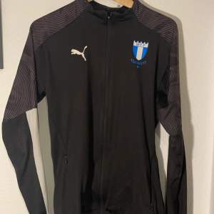 Snygg Malmö FF träningströja med blixtlås. Rätt så använd men på senaste har den mest hängt i garderoben. Storlek S. Hör av er om ni har frågor eller liknande! :)