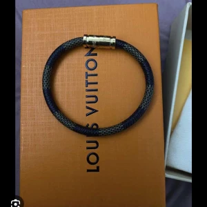 Lv armband - Tja, säljer detta snygga Lv armband som är i princip som ny. Inte kunnat använda så mycket för att den sitter lite för tajt. 