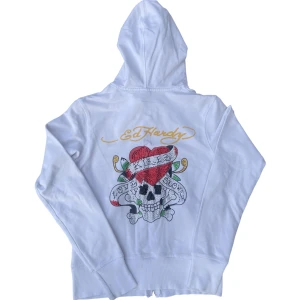 Ed hardy Zip-up Hoodie - Vit Ed Hardy zip-up hoodie men fint tryck där bak. Storlek M men är liten i storleken, så mer som ett S. Ställ gärna frågor!😊