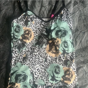 Coolt linne - Står inte strl men skulle säga S, fint skick💕