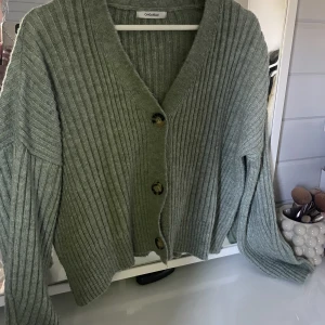 Stickad kofta  - Stickad kofta i mörkare grön färg. Storlek onezise men som S/M. Från Chiquelle🤍