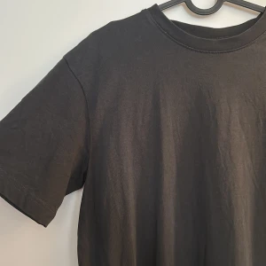 Lång t-shirtklänning - Säljer denna fina klänning från Gina. 