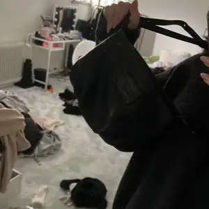 En väldigt fin svart Marc Jacobs väska i relativt bra skick men på plattan är den lite repig. Band tillkommer och det finns två fickor på insidan